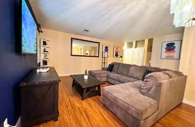 Spacious 4BR Family Retreat: King bed, WI-FI & Parking