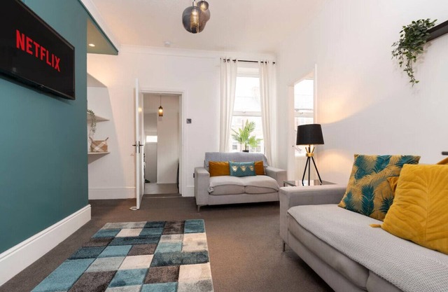 Spacious 4BR Home in Gateshead Sleeps 7 w/Parking