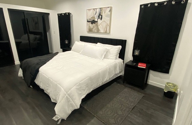 Spacious 4BR Home w/Gym, Fireplace & Prime LA Location. Near USC & Crypto Arena