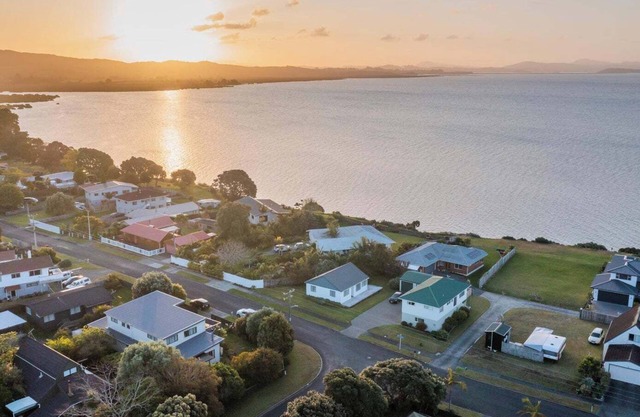 Spacious 5-bedroom house in delightful One Tree Point