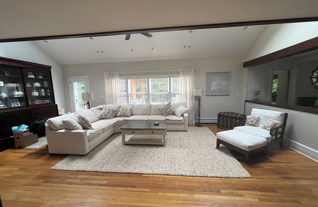 Spacious 5 bedroom 4.5 bath home centrally located mile to beach town