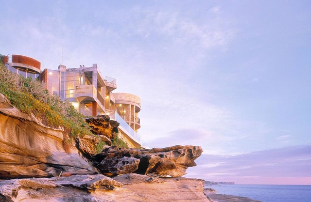 Spacious 5-bedroom villa in fabulous South Coogee with fitness room