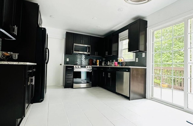 Spacious 5-bedroom house in lovely Alexandria with WiFi, AC