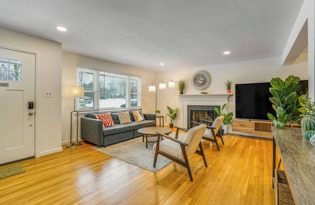 Spacious 5-bedroom house with AC, WiFi in delightful Alexandria