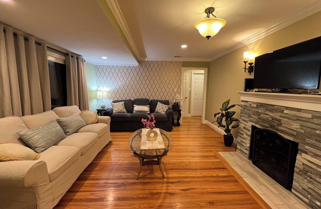 Spacious 5-bedroom house in enchanting Danville with AC, WiFi