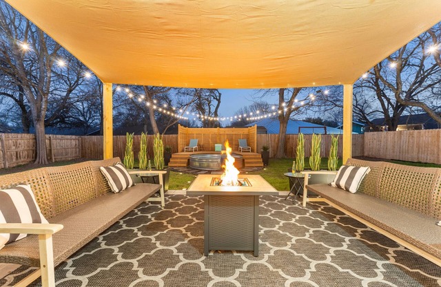 Spacious 5-bedroom in wonderful South Austin with Cowboy pool and sun deck!