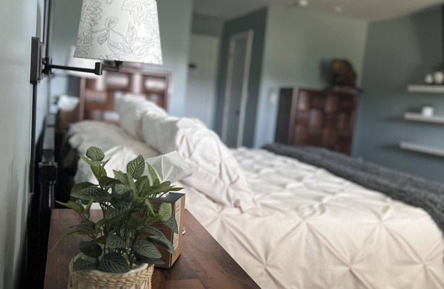 Spacious 5-bedroom lodge with WiFi and AC in peaceful countryside of Kenna,WV
