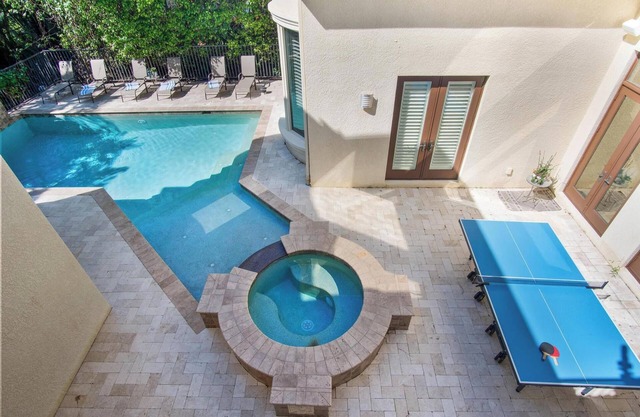 Spacious 5-bedroom luxury house in charming Naples near the beach!