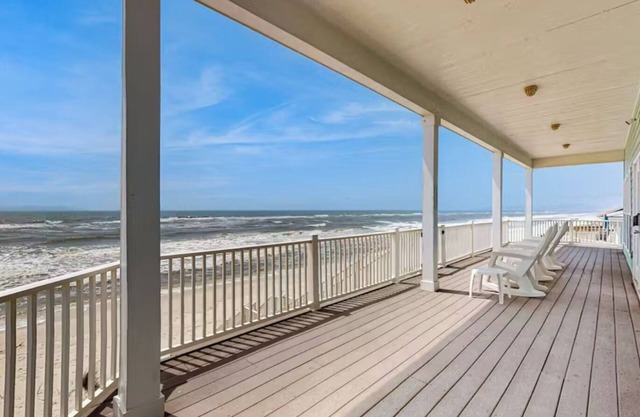 Spacious 5-bedroom, beach-front family home with wrap-around deck in Ft Morgan