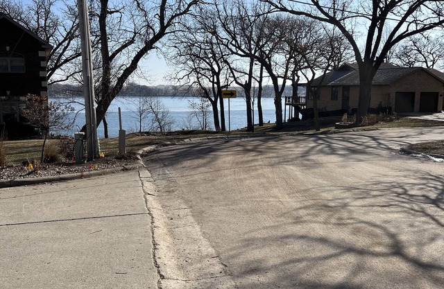 Spacious 5-bedroom house with dock access in welcoming Spirit Lake