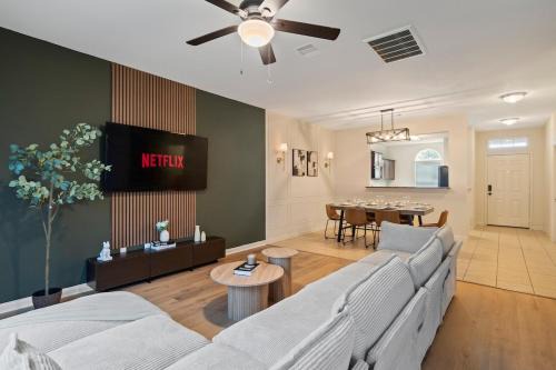 Spacious 5BR Home near IAH airport - Sleeps 16