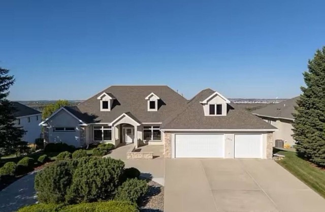Spacious 5BR River Retreat - Pool, Sauna, Golf & Stunning Views