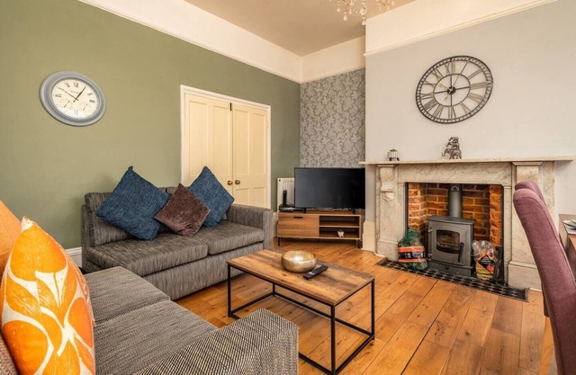 Spacious 6 Bed Home in Central Bedford w Parking