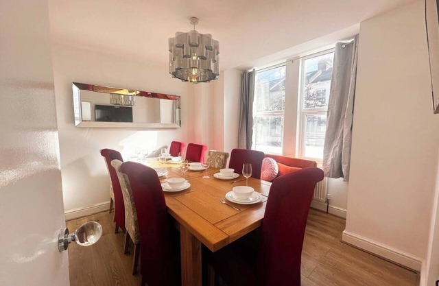 Spacious 6-bedroom house in Tooting with modern amenities and a private patio.