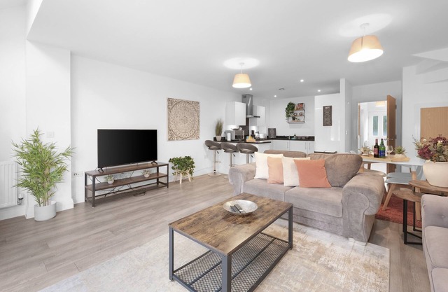 Spacious 6 Bedroom 2 Bath Serviced House with Parking in Denton Way