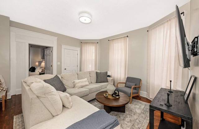 Spacious 6-bedroom apartment in amazing Cleveland with WiFi, AC