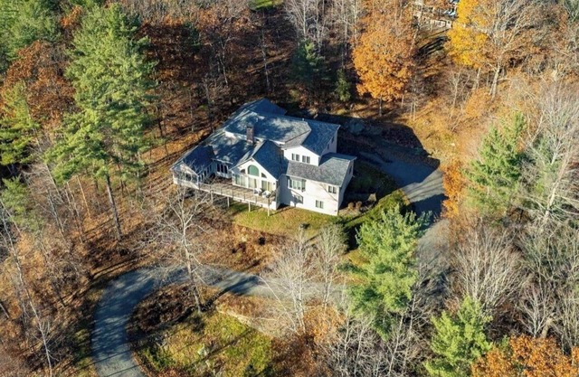 Spacious 6-bedroom house in charming Quechee. Family friendly, all seasons!