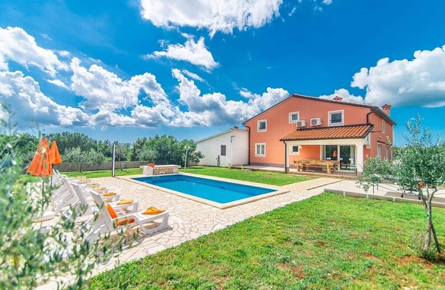 Spacious 6 Bedroom Villa, Modern Interiors, A/C, Private Pool, Village Setting - 3km to Sveti Lovrec