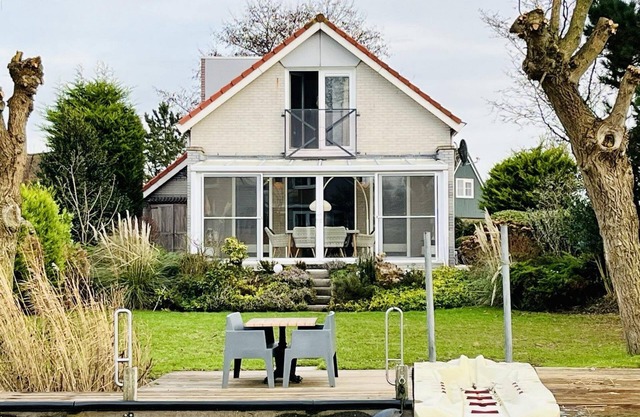 Spacious 6-person Solo Deluxe bungalow with a bathtub, modern kitchen, and a large yard at Beach Resort Makkum on the IJsselmeer.