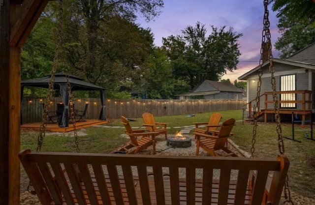 Spacious 7 bed duplex with two firepits & pool table, 10 minutes from Beale St.