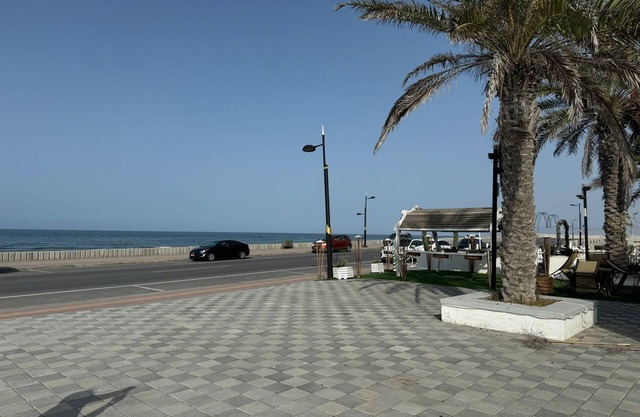 Spacious 8-bedroom apartment in wonderful Seeb with fitness room, WiFi