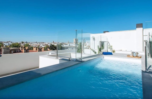 Spacious accommodations! w/rooftop pool, minutes from La Torre de Don Fadrique