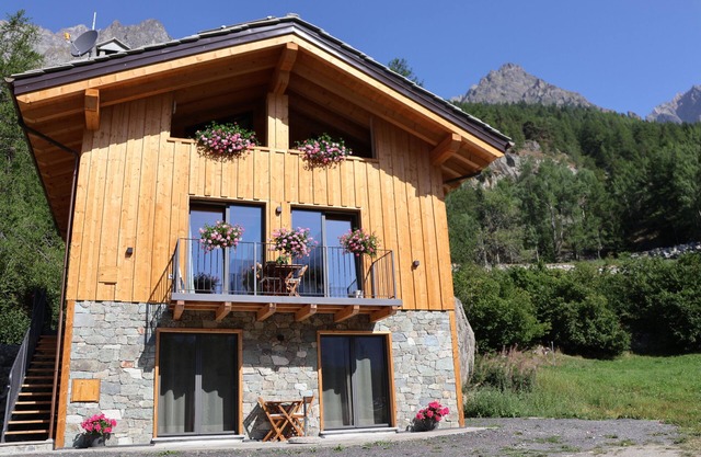 Spacious and bright studio apartment with large windows and a beautiful view of the mountains.