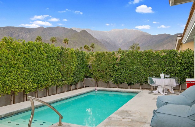 Spacious and luxurious villa in Palm Springs, 5BR/5BA, 5 minutes from downtown!