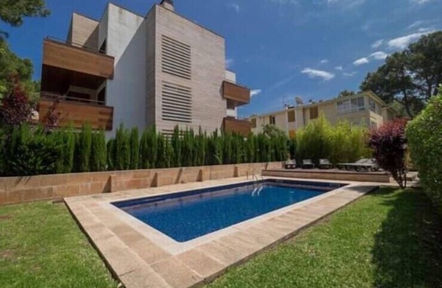 Spacious and sleek apartment with pool just a 5 minute walk to beach/nightlife.