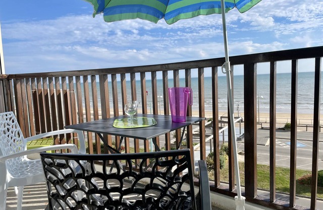 SPACIOUS APARTMENT WITH LARGE SEA-FACING BALCONY WIFI