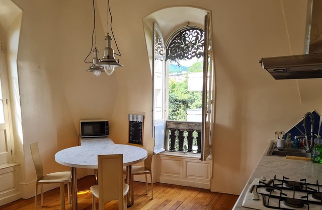 Spacious apartment with character 15 minutes from the volcanoes of Auvergne!