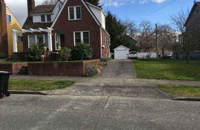 Spacious Apartment in Trendy Ballard Tudor