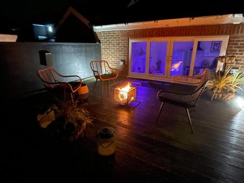 Spacious Apartment with Private Terrace close to Beaches and the New Forest