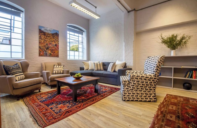 Spacious apartment with rooftop pool, walk to vibrant and trendy V&A Waterfront.
