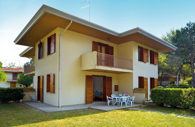 Spacious apartment with private garden near the center of Bibione