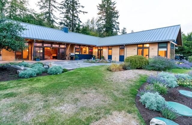 Spacious bayfront home w/a patio, views, & easy beach access