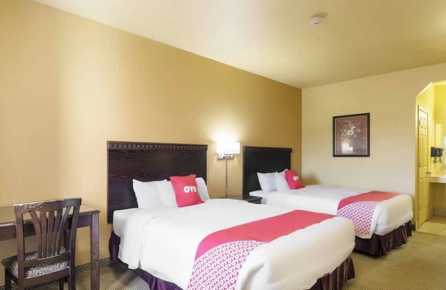 Spacious Bedroom w/Private Bathroom Close to Local Attractions in Valley View