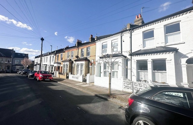Spacious big house with a lovely patio, perfect for relaxing in Tooting