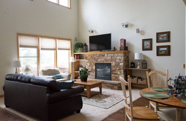 Spacious, bright condo w/outdoor hot tub, and amazing views of Estes Valley!