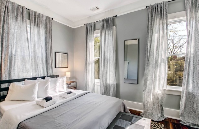 Spacious & Bright Park Side 2BDR ★ Downtown Victorian District