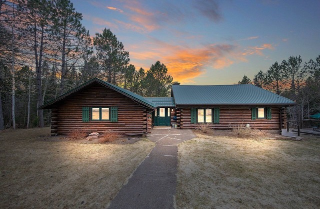 Spacious cabin with beautiful sunset views on Caribou Lake