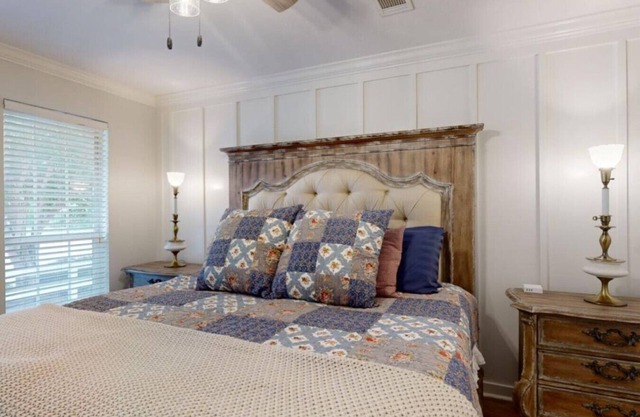 Spacious Central Charm - Central College Station Location by Lovely Central Park