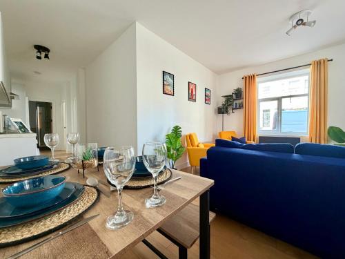 Spacious Central Apartment, Great for Families, Groups, Business - Close to Station