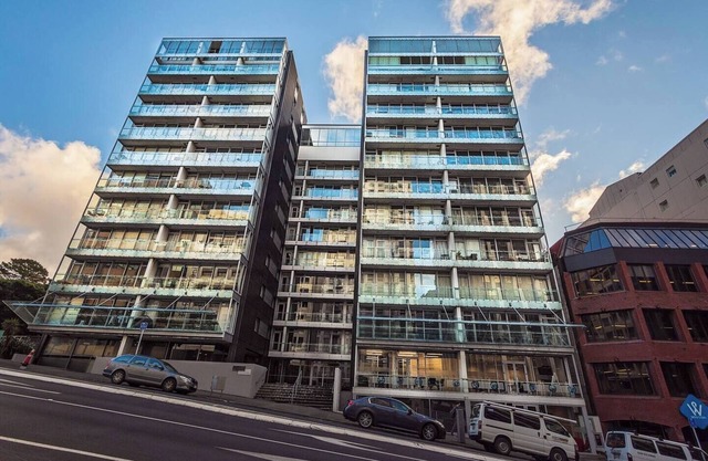 Spacious Central City Apartment - Close to Attractions, Shops & Eateries