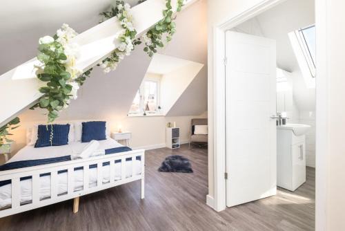 Spacious City Centre Penthouse Gem - Cathedral Views!