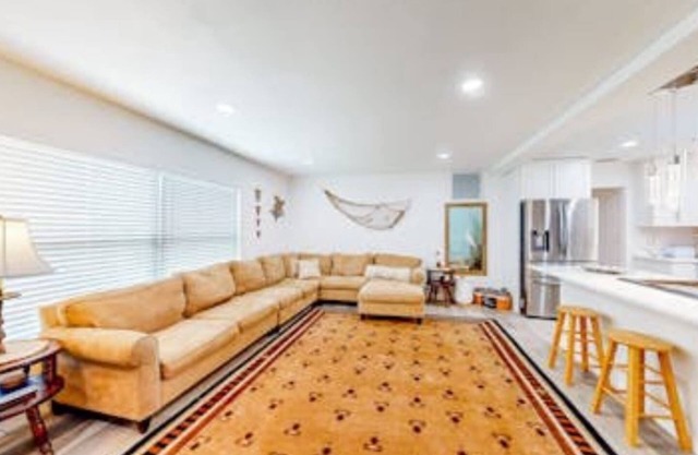 Spacious Clearwater 4BR,3BA Cowboy Pool, Fire pit, Pet-Friendly 10 Min to Beach