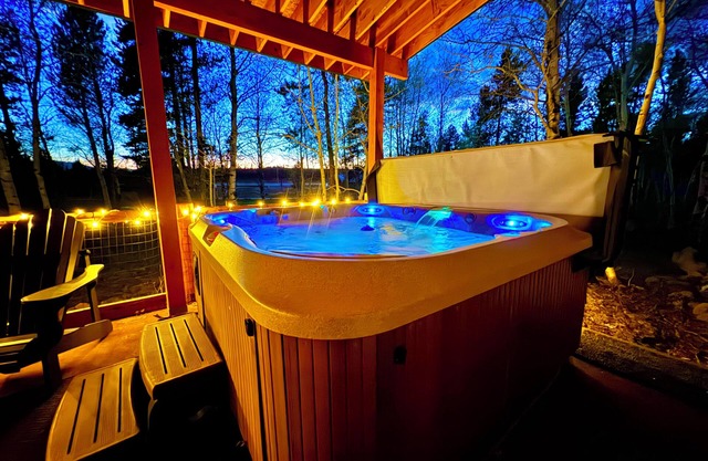 Spacious comfortable cabin, 33 Miles to Yellowstone, Wi/Fi, Fire Pit, Hot Tub 🦬