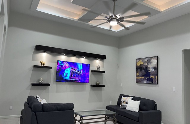 Spacious & Cozy 2-bedroom house in delightful Hidalgo W/AC, WIFI & washer/dryer