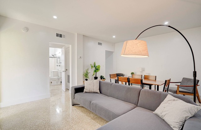 Spacious Cozy 3-bedroom apartment with Wi-Fi, AC in marvelous Miami