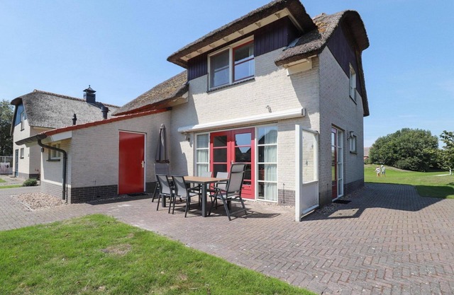 Spacious Deluxe Dune Villa for 8 persons with a private sauna and whirlpool, located at luxurious Beach Resort Makkum by the IJsselmeer.